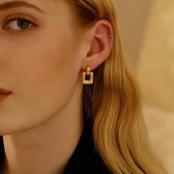 Gold Plated Hammered Link Earrings - Picture 4 of 4